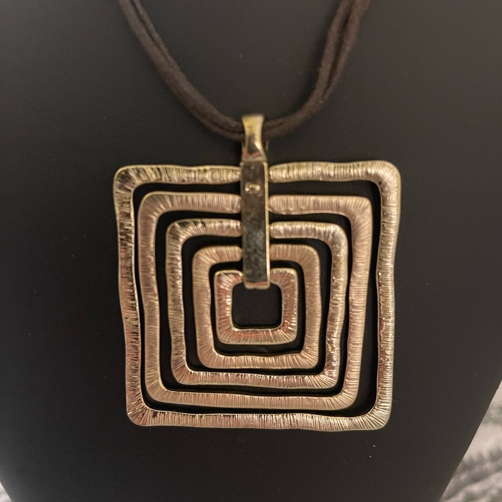 ✔️🌸Stunning Boutique Gold Medallion with brown cord stranded Necklace NWOT 💍